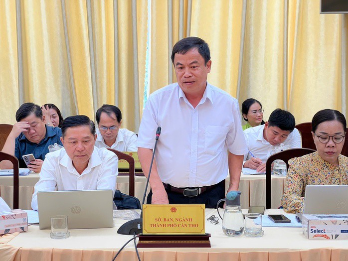 Ông Trần Văn Dũng, Phó Giám đốc Sở Y tế TP Cần Thơ, phát biểu tại họp báo