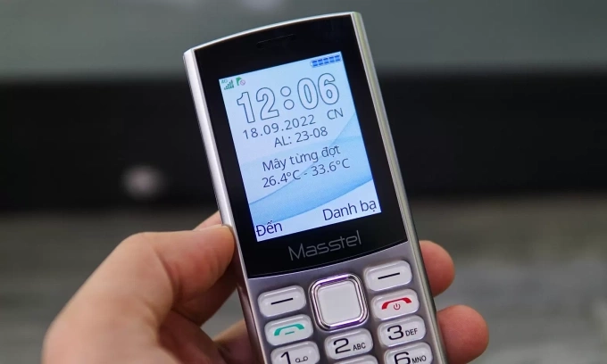 Một mẫu điện thoại "cục gạch" được nhiều người sử dụng tại Việt Nam. Ảnh: Lưu Quý
