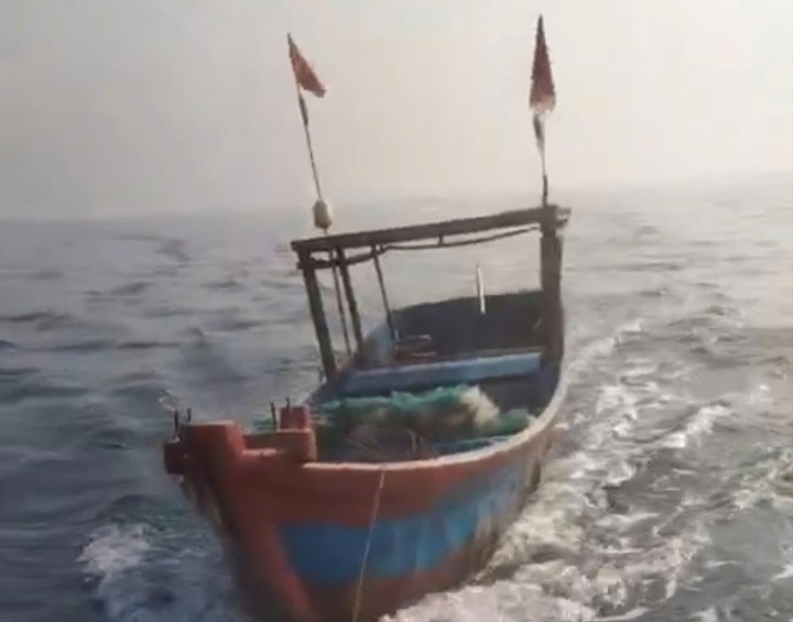 Ghe máy của ông Hiền được tìm thấy.