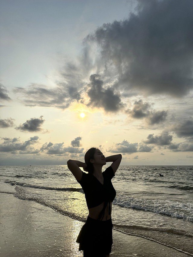 Cùng chồng trẻ đi chơi, Lê Phương khoe diện mạo gợi cảm - 1