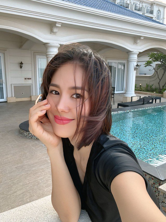 Cùng chồng trẻ đi chơi, Lê Phương khoe diện mạo gợi cảm - 4