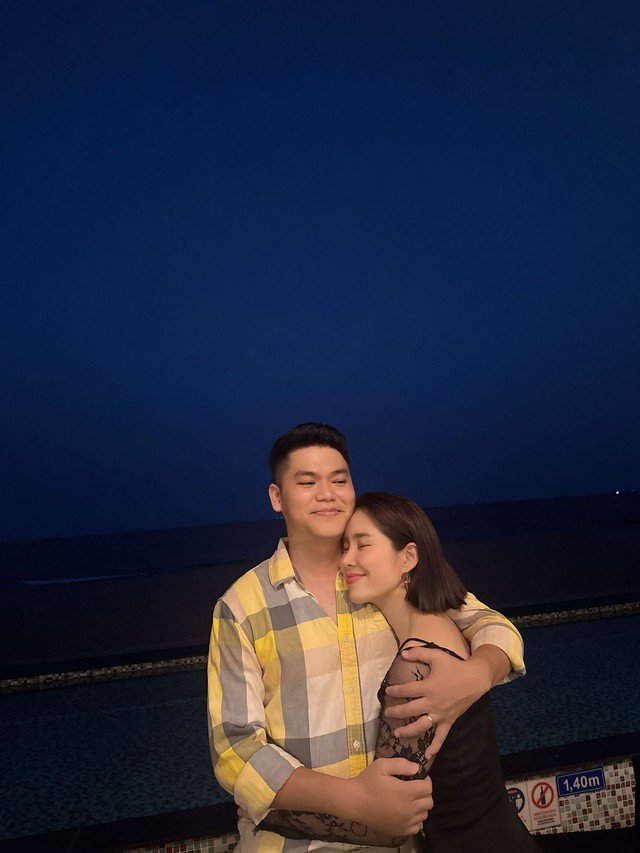 Cùng chồng trẻ đi chơi, Lê Phương khoe diện mạo gợi cảm - 6