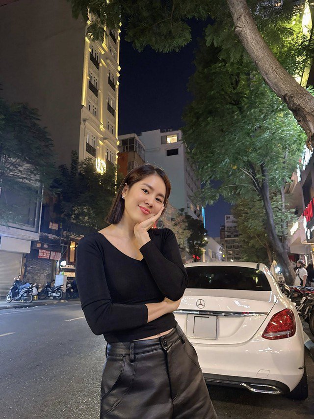 Cùng chồng trẻ đi chơi, Lê Phương khoe diện mạo gợi cảm - 9