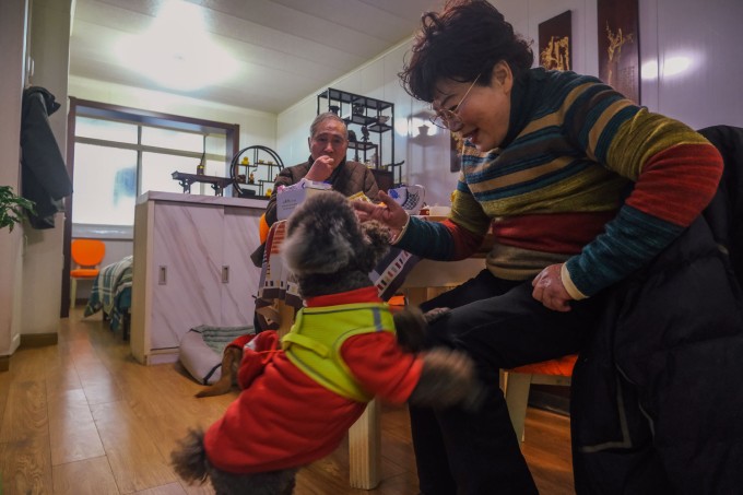 Bao Yi, chồng và chú cún cưng trong căn hộ tại Thượng Hải. Ảnh: Sixth Tone