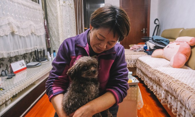 Jin Chenghua bên cạnh thú cưng. Ảnh: Sixth Tone