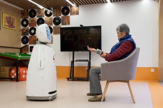 Robot chăm sóc người cao tuổi tại trung tâm phúc lợi xã hội ở Hàng Châu, tỉnh Chiết Giang. Ảnh: Sixth Tone