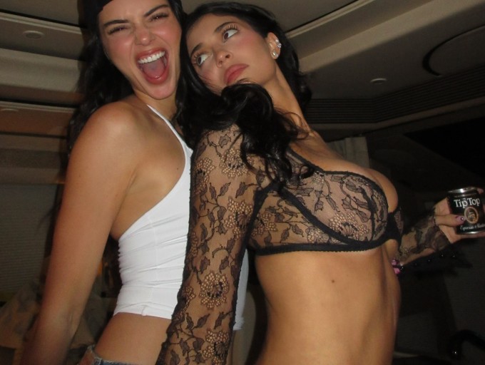 Kylie Jenner cùng chị gái Kendall Jenner tại Coachella.