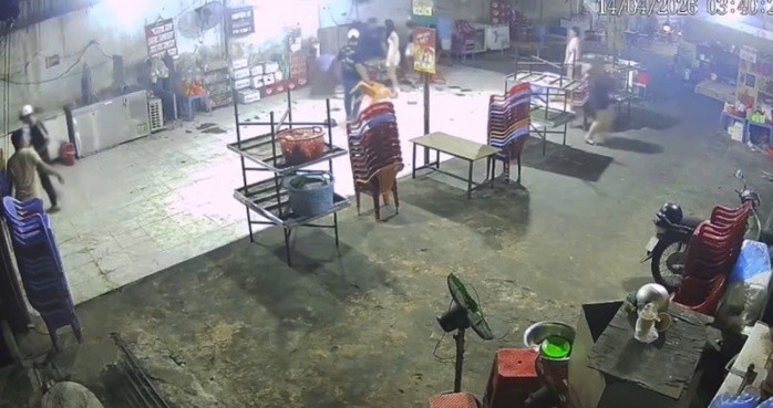 Nhóm người dùng ghế đánh liên tiếp vào người anh P.