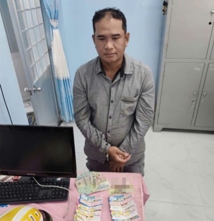 Đối tượng Phạm Hồng Toàn bị bắt khẩn cấp cùng tang vật. Ảnh: Công an tỉnh Đồng Tháp