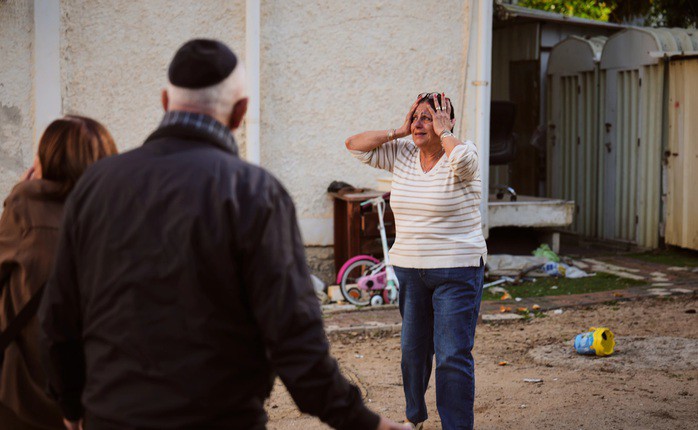 Một người phụ nữ bày tỏ sự đau buồn tại một tòa nhà dân cư bị hư hại ở Nahariya, miền Bắc Israel, sau một đợt không kích của lực lượng Hezbollah - Ảnh: AP