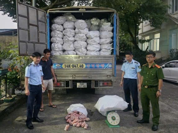 Phòng Cảnh sát kinh tế phối hợp bắt giữ số lượng lớn thực phẩm chân lợn đông lạnh không rõ nguồn gốc, xuất xứ. Ảnh: Công an tỉnh Quảng Ninh