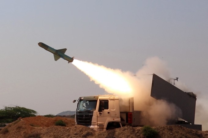 Một quả rocket được khai hỏa trong cuộc tập trận giữa Vệ binh Cách mạng Hồi giáo Iran và hải quân Iran ngày 17/2. Ảnh: AFP