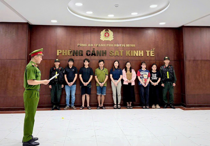 Lê Thị Thùy Trang (áo xanh, giữa) cùng đồng phạm tại Công an TPHCM