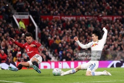 Sao MU Martinez cứu thua không tưởng, bị thẻ đỏ vì giật tóc phi thể thao