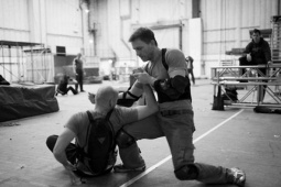 'Điệp viên 007' học môn võ nguy hiểm nhất thế giới, làm cựu võ sĩ MMA bị thương