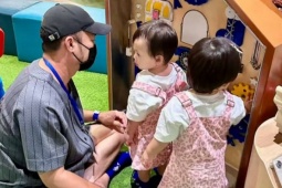 Ảnh sao 14/4: Thu Trang mê nhìn Tiến Luật chơi với cặp song sinh