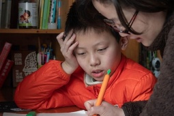 Vỡ u não sau cơn tức giận kèm con học