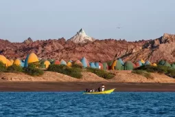 'Đảo cầu vồng' giữa eo biển Hormuz