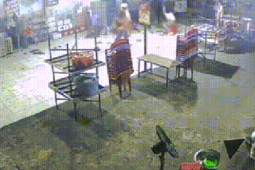 Nhóm người xông vào quán ăn, đánh gục 1 thanh niên ở TPHCM