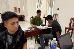 Hai đối tượng rủ nhau trộm ô tô, gây tai nạn rồi trèo lên cây trốn