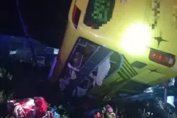 Xe khách mất lái lao xuống mương, 9 người thoát nạn