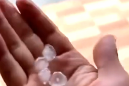 Clip: Đang nắng như đổ lửa, Đà Nẵng bất ngờ hứng mưa đá