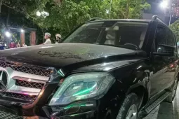 Ô tô Mercedes GLK 250 đâm liên hoàn nhiều xe máy trong khu đô thị ở Hà Nội