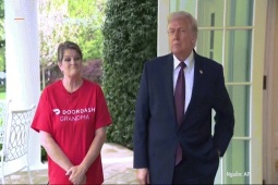 VIDEO: Ông Donald Trump và cú “order” gây bão mạng