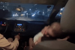 Mẹ bế con 7 tháng tuổi cầu cứu trong đêm, CSGT hỗ trợ vượt hơn 6 km đến bệnh viện an toàn