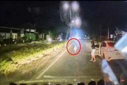 Khoảnh khắc hai tài xế giải cứu bé gái 3 tuổi chạy ra giữa quốc lộ ở TPHCM