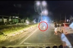 Khoảnh khắc hai tài xế giải cứu bé gái 3 tuổi chạy ra giữa quốc lộ ở TPHCM