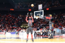 Robot CUE7 của Toyota "hóa" siêu sao bóng rổ, thách thức cả tuyển thủ NBA