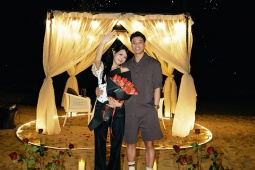 Hậu vệ Vũ Văn Thanh cầu hôn bạn gái hot girl trong ngày đặc biệt