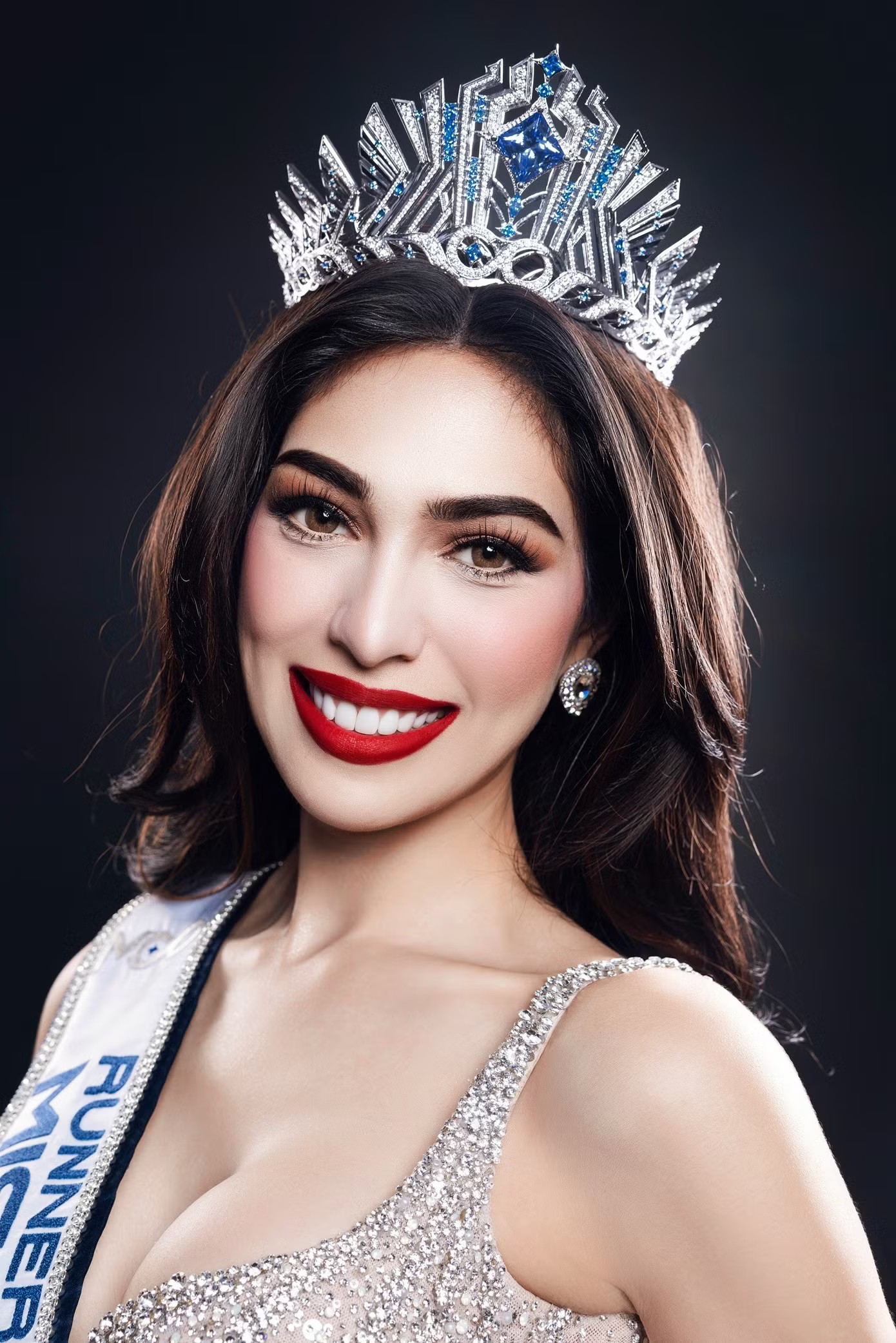 Á hậu 2 Hoa hậu Hoàn vũ 2025 Stephany Abasali và Chelsea Fernandez (Á hậu Miss Cosmo 2025) cũng góp mặt trong danh sách đề cử.