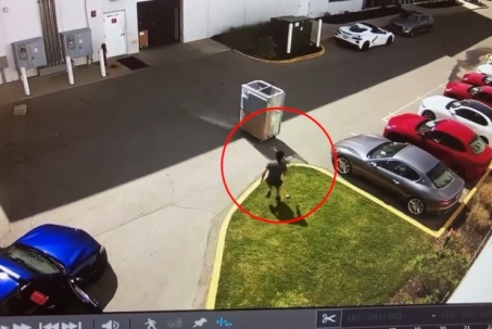 Clip: Phản xạ nhanh như cắt, thanh niên lao ra chặn xe chở đồ đâm vào dàn siêu xe