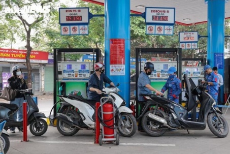 Giá xăng dầu hôm nay 14/4 mới nhất: Đồng loạt giảm mạnh trước tín hiệu mới từ Mỹ và Iran