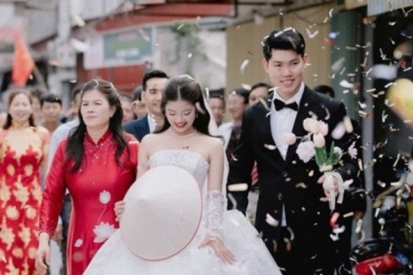 Cô gái Hải Phòng lấy anh hàng xóm, hai nhà dựng chung rạp, đặt chung 130 mâm cỗ