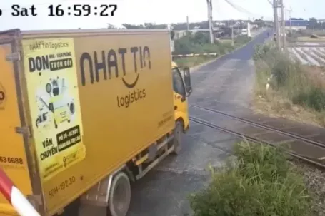 [CLIP] Thót tim cảnh xe container, xe tải vượt rào chắn đường sắt
