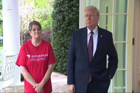 VIDEO: Ông Donald Trump và cú “order” gây bão mạng