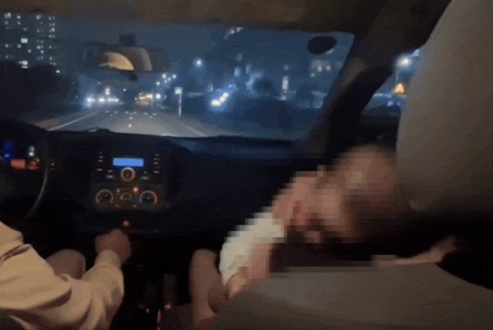 Mẹ bế con 7 tháng tuổi cầu cứu trong đêm, CSGT hỗ trợ vượt hơn 6 km đến bệnh viện an toàn