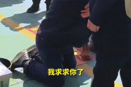 Chủ quán nướng quỳ gối xin lỗi khách vì 'vỡ trận' giờ ra sao?