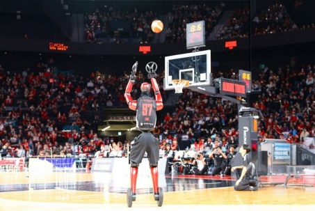 Robot CUE7 của Toyota "hóa" siêu sao bóng rổ, thách thức cả tuyển thủ NBA