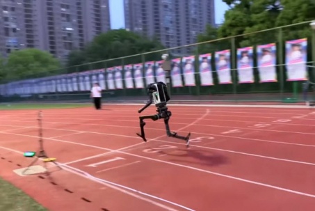 Video: Robot Trung Quốc trở thành "quái vật thép" chạy nhanh nhất hành tinh
