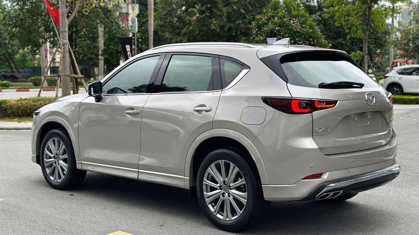 Mazda CX-5 vẫn duy trì vị trí số một với 1.008 xe được bán ra, giảm 1.096 xe so với tháng trước.