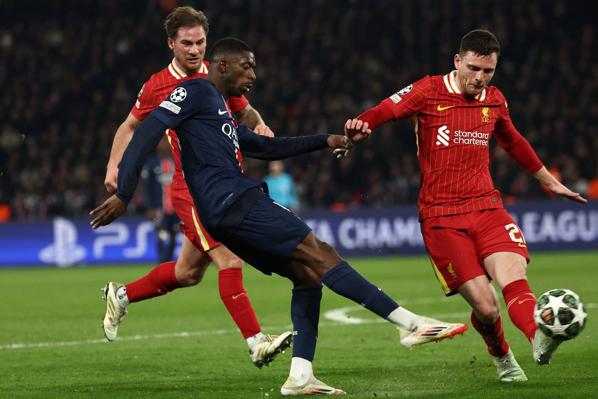 PSG (áo tím than) có nhiều lợi thế trước Liverpool