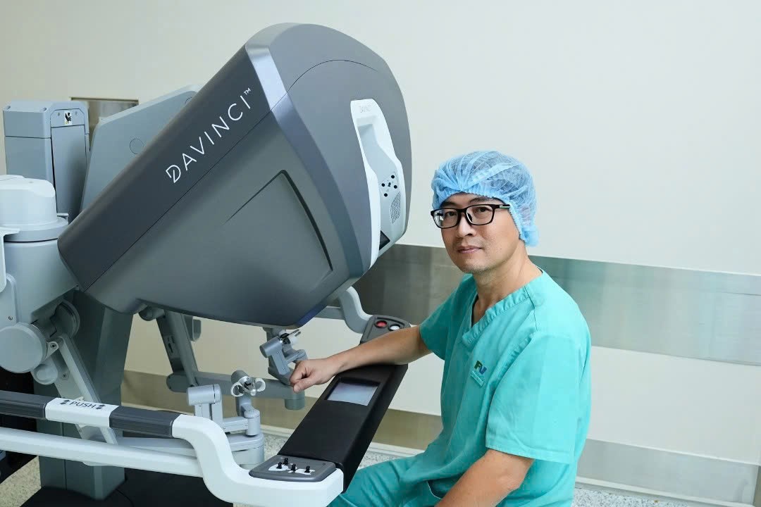 ThS.BS CKII Lương Ngọc Trung điều khiển hệ thống robot phẫu thuật da Vinci Xi. (Ảnh:FV)