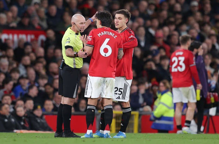 Martinez bị trọng tài rút thẻ đỏ trực tiếp