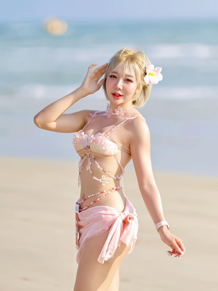 Nữ ca sĩ mặc bikini gợi cảm, khiến cả giải chạy nội y "đứng hình" dõi theo - 2