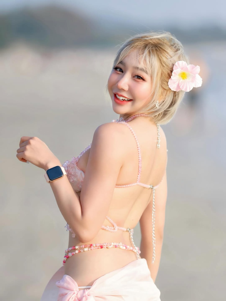 Nữ ca sĩ mặc bikini gợi cảm, khiến cả giải chạy nội y "đứng hình" dõi theo - 4