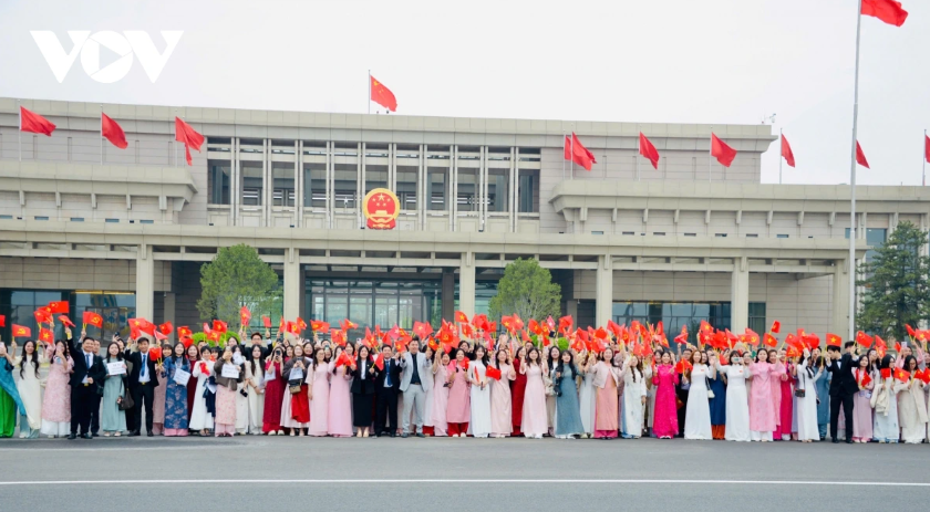 Đại diện kiều bào, lưu học sinh Việt Nam tại Trung Quốc đón Tổng Bí thư, Chủ tịch nước Tô Lâm và Phu nhân ở sân bay quốc tế Bắc Kinh